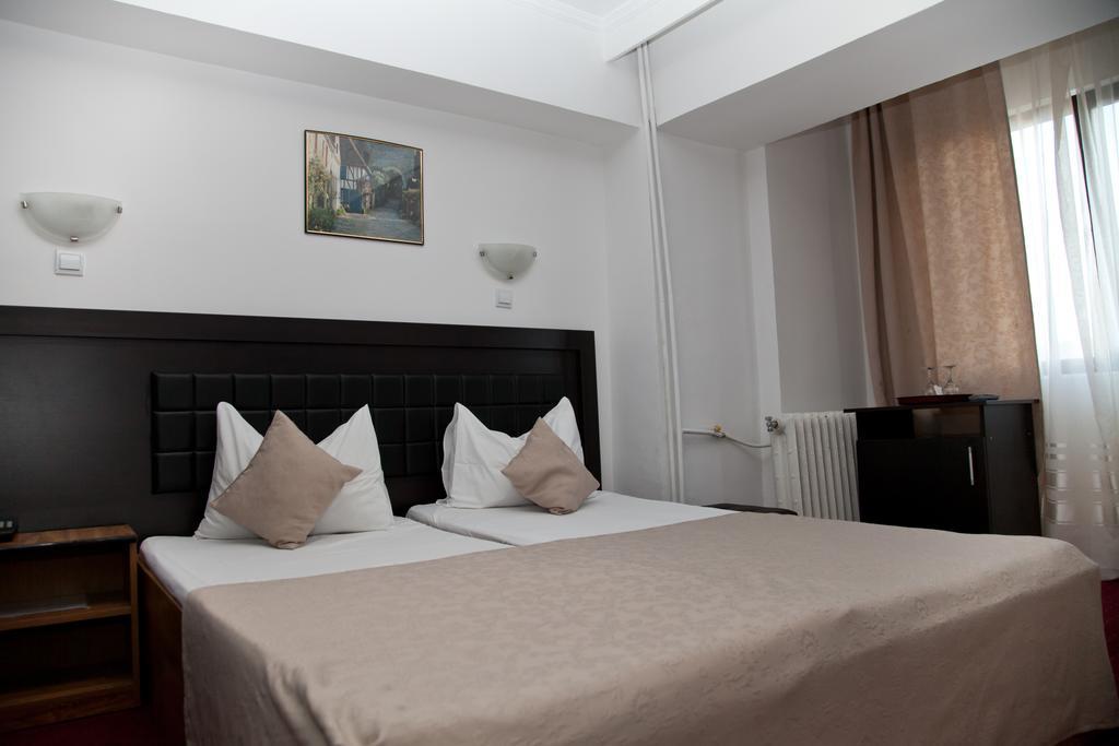 Hotel Metropol Piteşti Oda fotoğraf